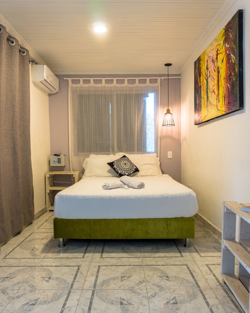 Wonderland Hostel By GB Collection