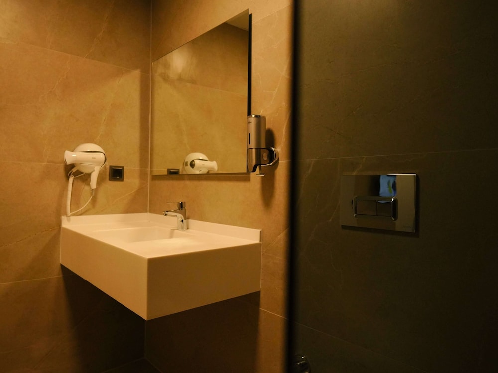 Bonnie City Hotel - Image 54