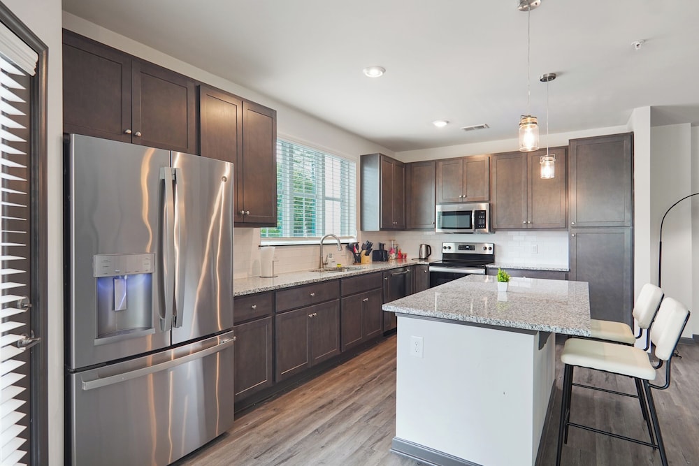 Luxe King 3BR Suite in North Raleigh