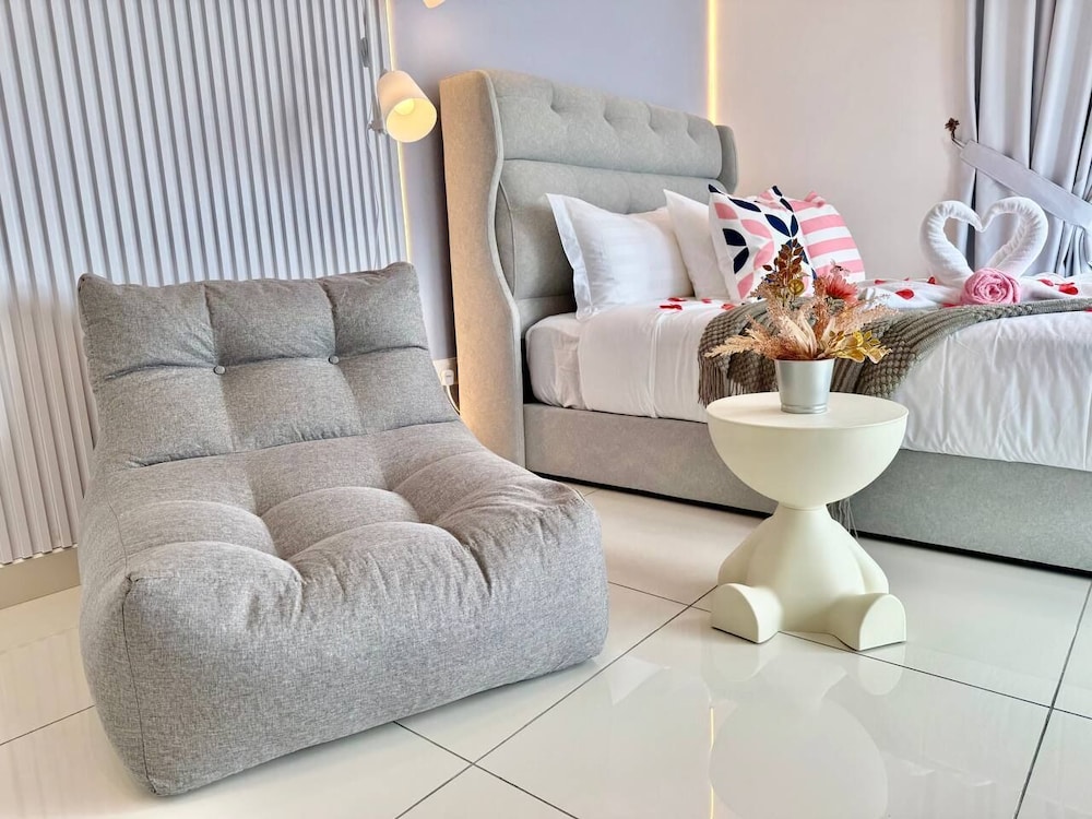 ICC Luxury Suites By Grab A Stay