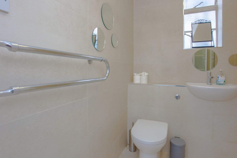 Contemporary 2 Bedroom Flat in Bayswater