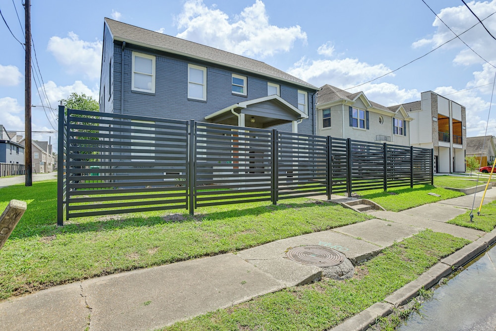 Condo 2 Mi to Houston Zoo & Museum District!