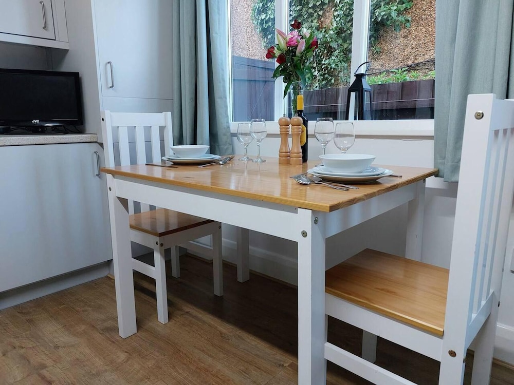 Inviting 1-bed Apartment in Herne Bay view 3