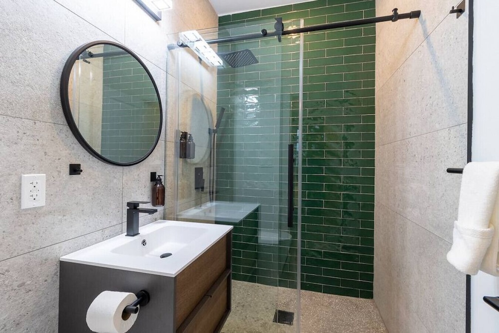 Glamorous Lux Studio - Unit 7