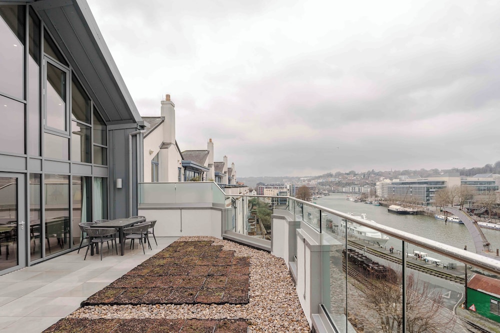Waterside Living I Luxe Apartments