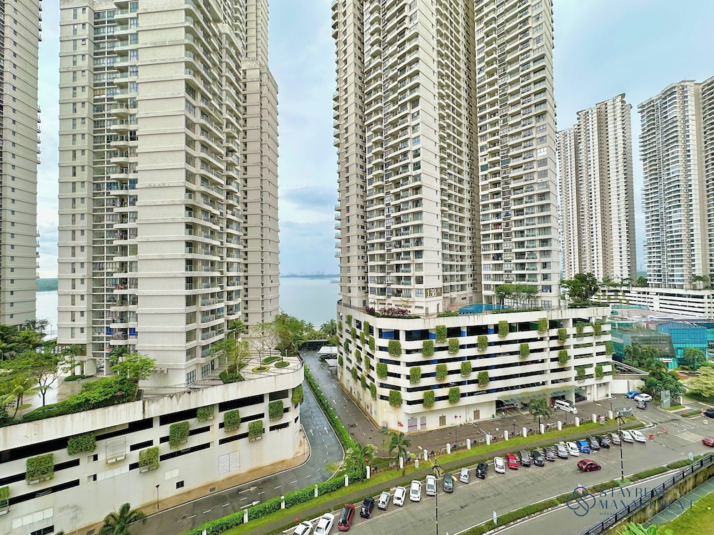 Country Garden Danga Bay Sea View Homestay by Stayrene