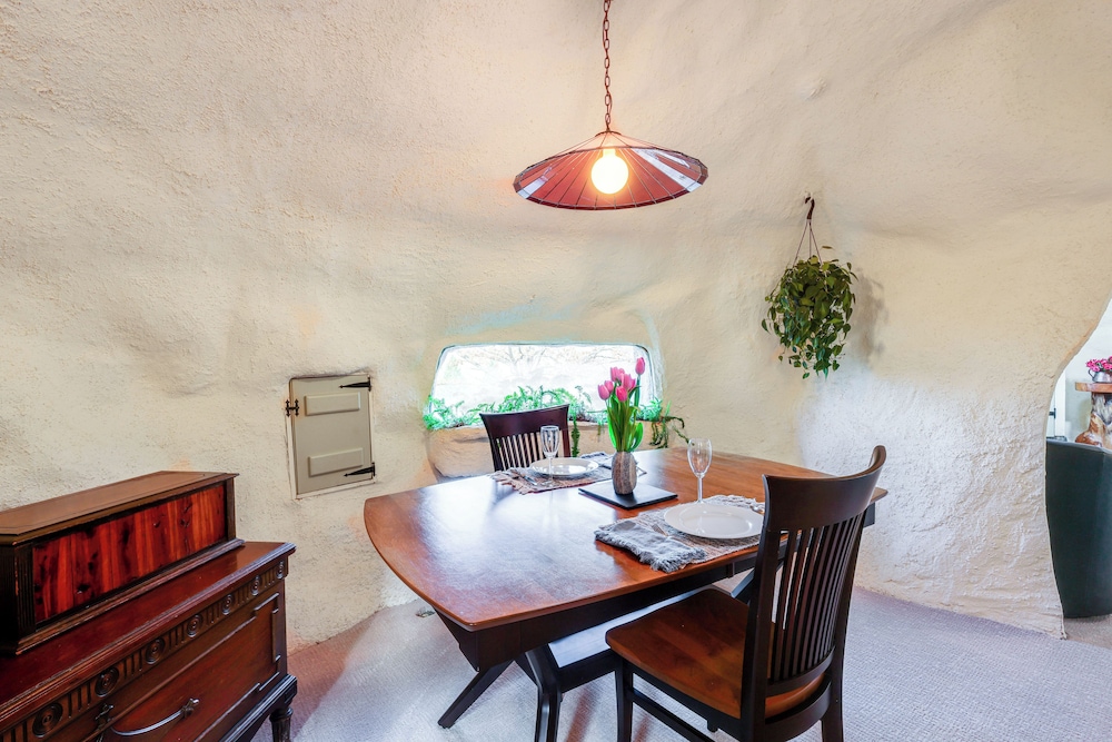 < 6 Mi to Arlington: 'whimsical Stone Abode!'