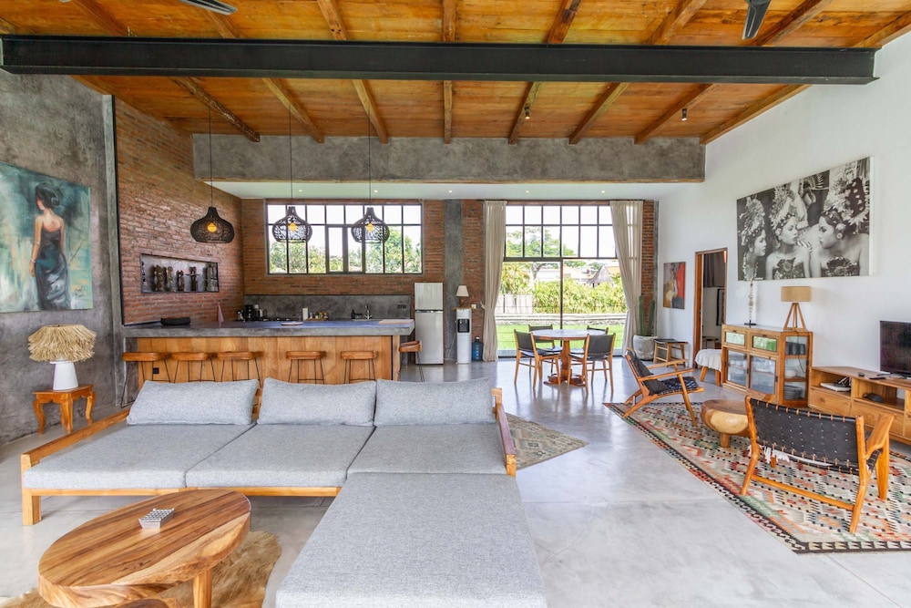 Villa Maje by Alfred in Bali - Tropical 3BD Villa w Pool Near Batu Belig Beach