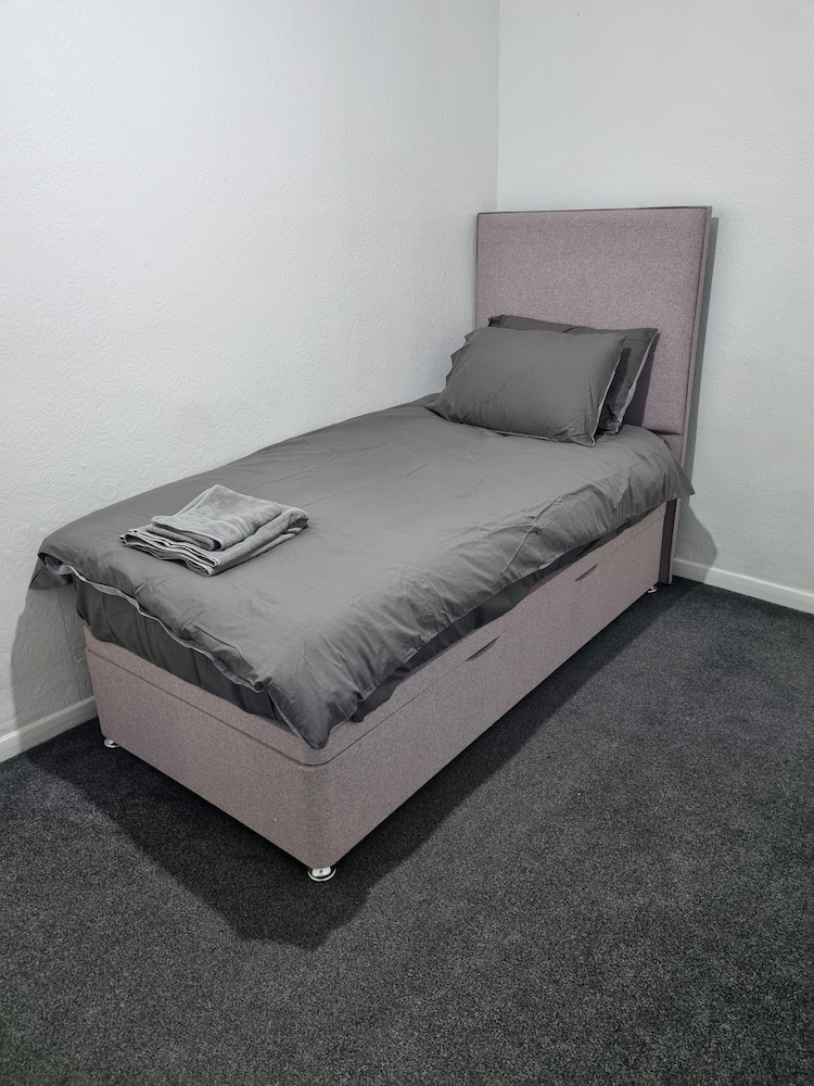 Lovely 2-bed House in Smethwick, Birmingham tn view 4
