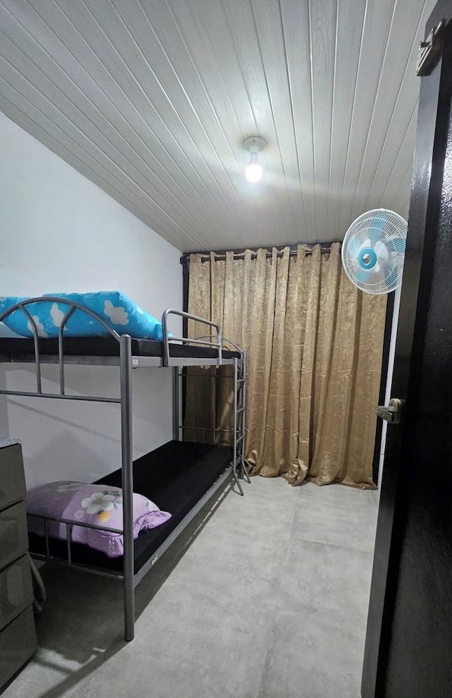 3 Bedroom Fully Furnished Aircon House With Free Car Park