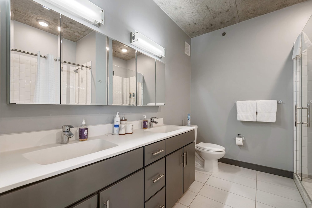 Exclusive 3BR City Views Top Amenities Central