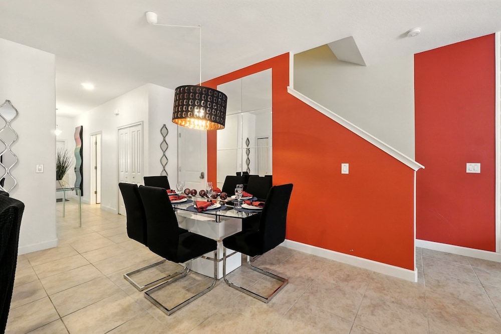 Vibrant 5BR Family Retreat in Storey Lake!