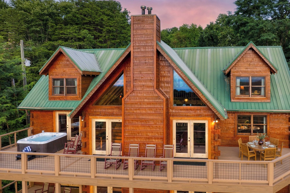 Big Bear Lodge by Avantstay Smoky Mountain Views, Hot Tub, Theater & Game Room