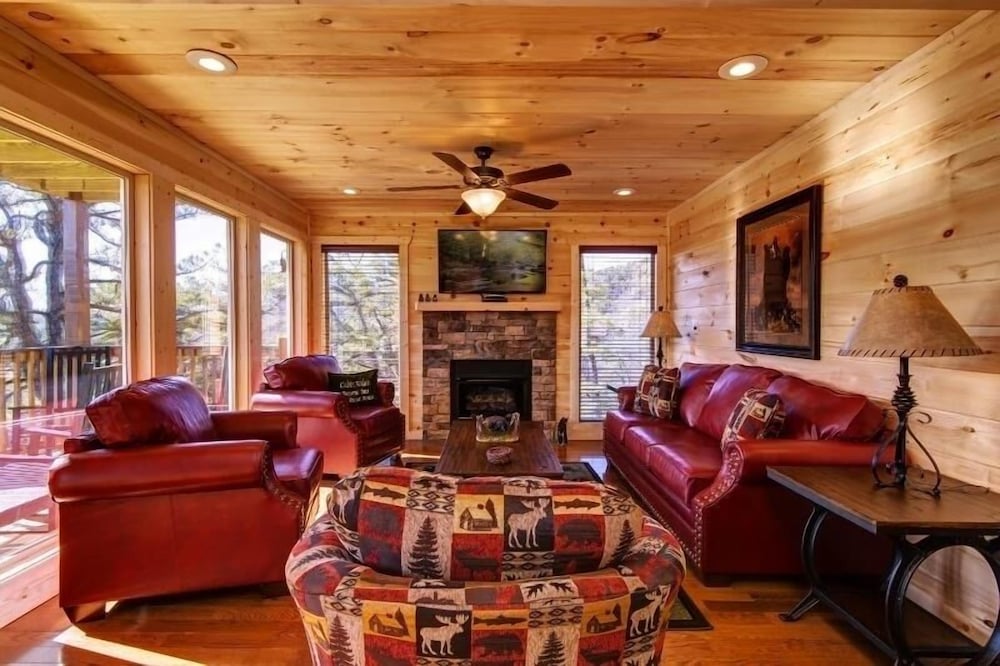 Country Cozy - 4 Bedrooms, 5 Baths, Sleeps 16 Home by RedAwning