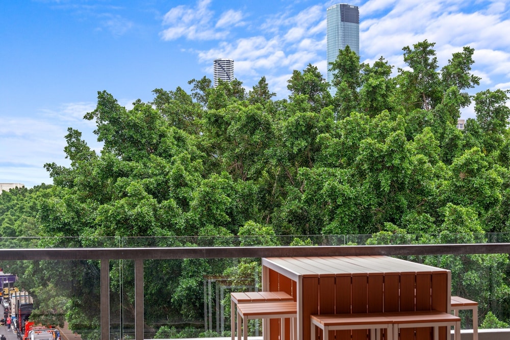 Modern Southbank Parklands Apartment Retreat