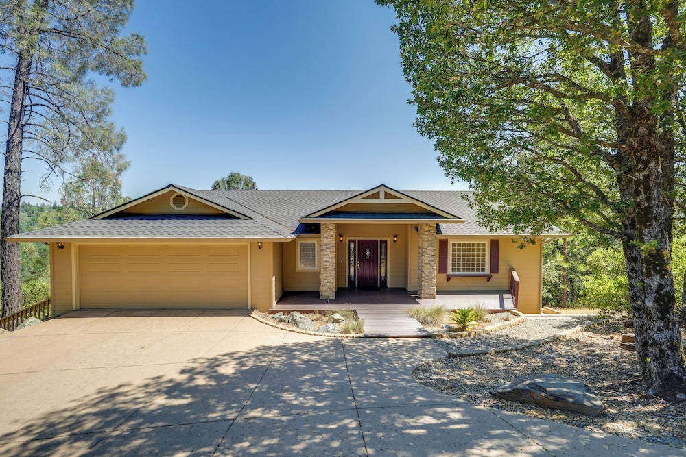 Hot Tub + Game Room: Family Retreat in Groveland!