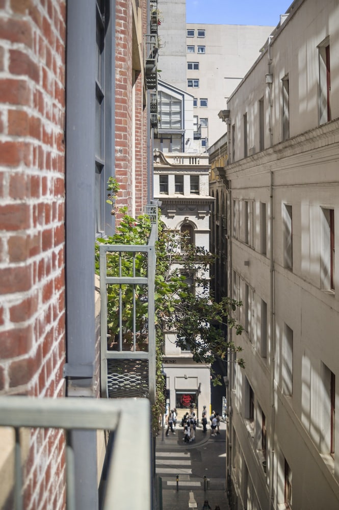 Classic 1-bed City Stay Near Eateries and Laneways