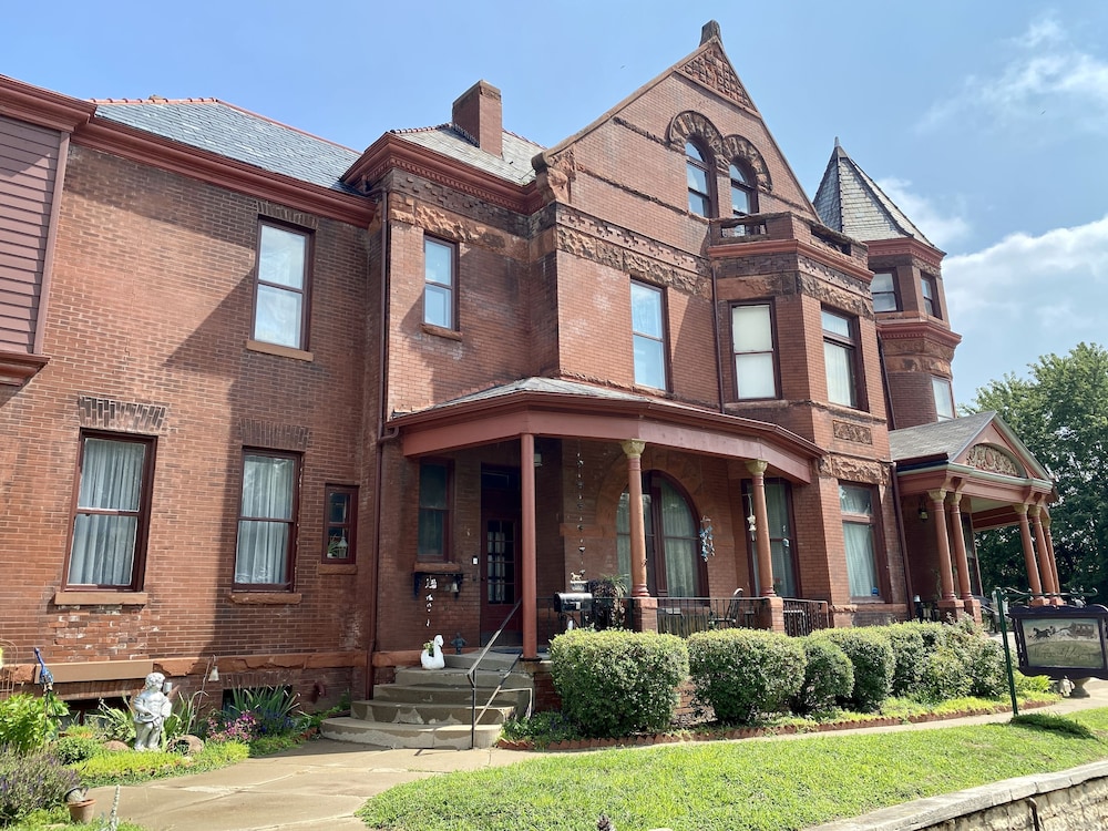 Vineyard Mansion & Carriage House Bed & Breakfast