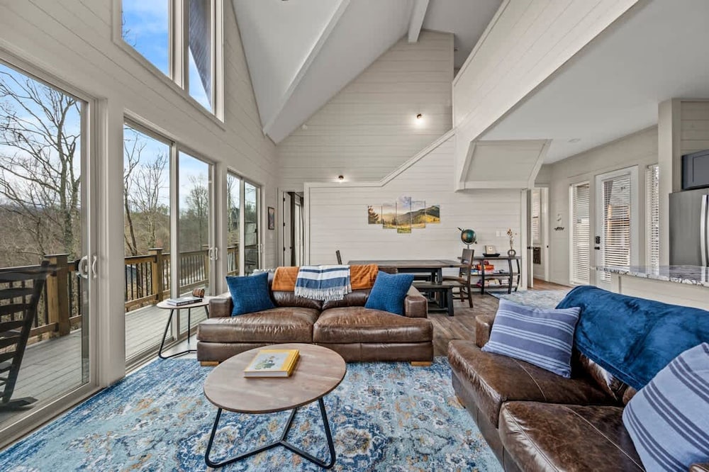 NEW Lake View Indoor Pool Sleeps 14 Hot Tub