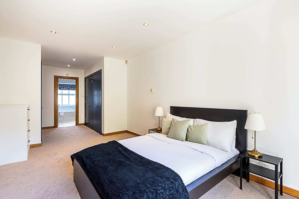 Sleek and Contemporary House in Battersea