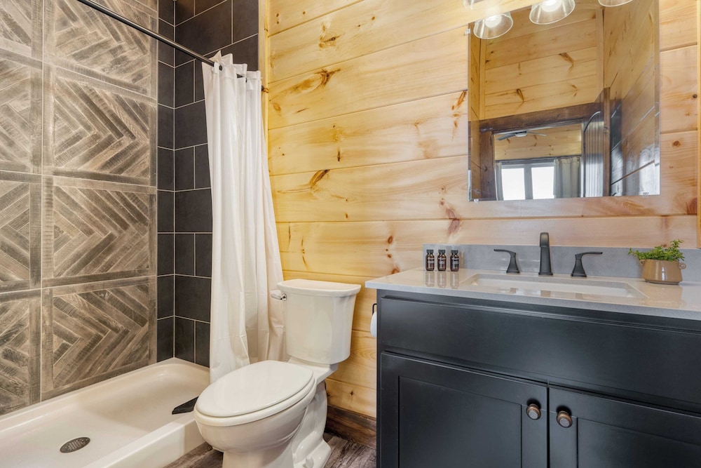 2 Homes Firefly Trail Way by Avantstay Sleeps 28, Indoor Pool + Hot Tub + Movie Theater & Game Room