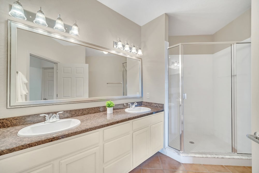 Modern Pet-friendly 2BR Condo6 Mins From Disney