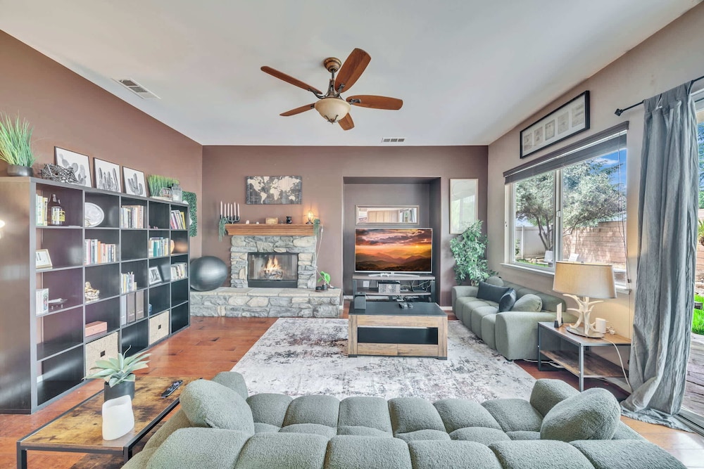 Spacious Golf Course Retreat - w/ Modern Kitchen