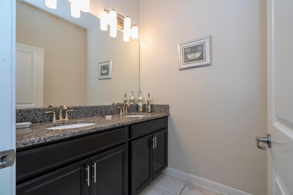 3085 TS - Opulent 5 BR Townhome Private Pool