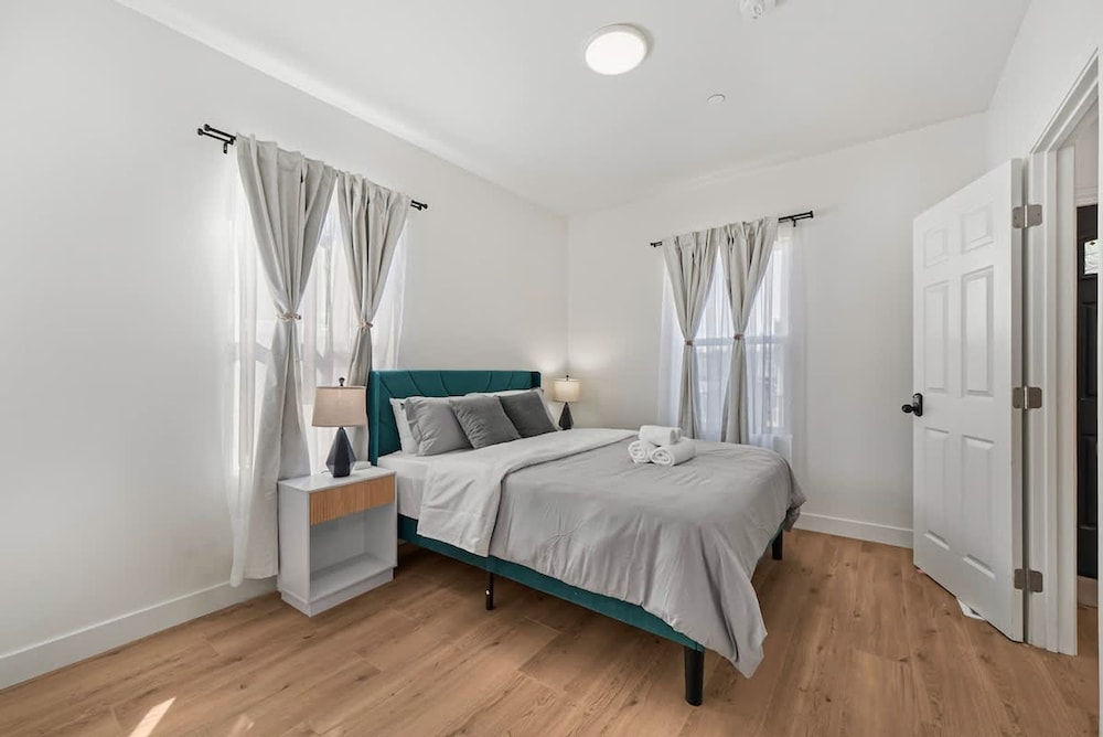 Massive 8BR Home in Hayward With AC Free Parking