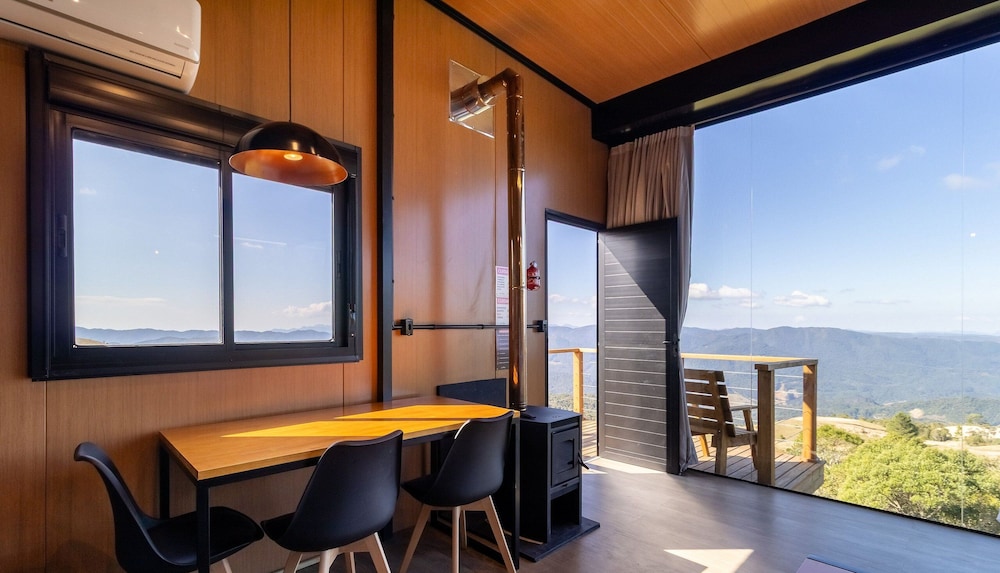 Charming Chalet With Fireplace and hot Tub! Vst044