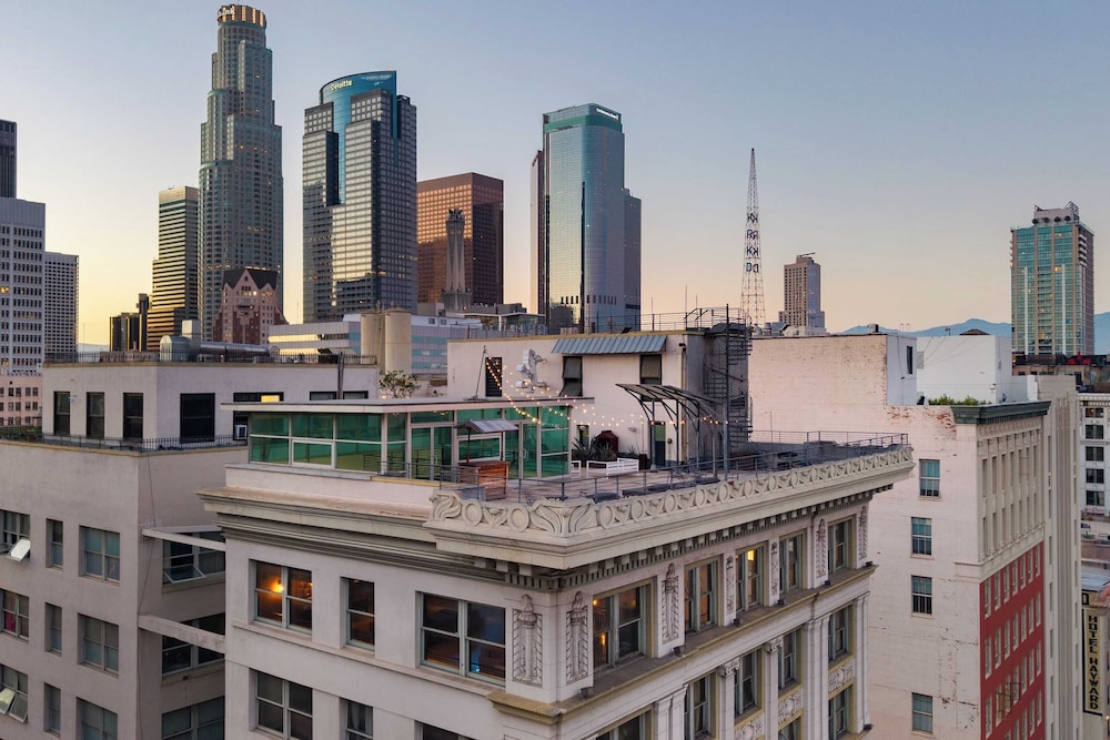 Skyline Lofts by Avantstay: a Multi-level Industrial-chic Retreat in Dtla With Rooftop Views, Soaring Ceilings & Steps to Dining, Music & Culture