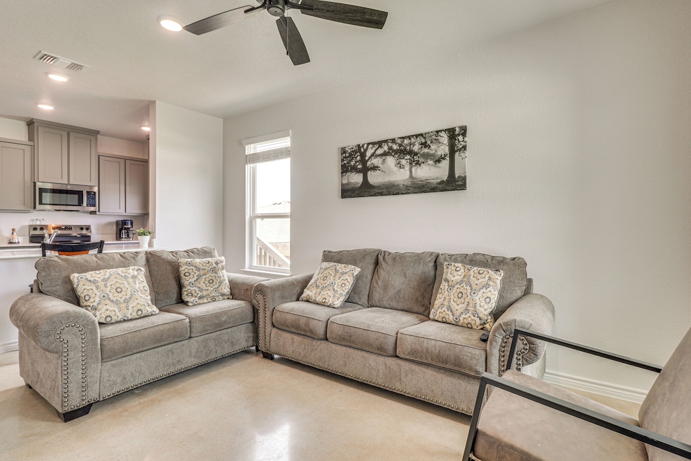 2 Mi to Dtwn Dining! Pet-friendly Temple Townhome