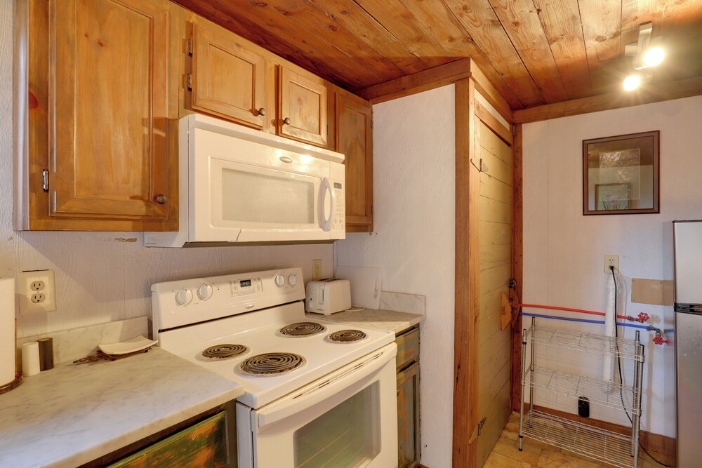 Scenic Hot Springs Retreat Near Appalachian Trail!