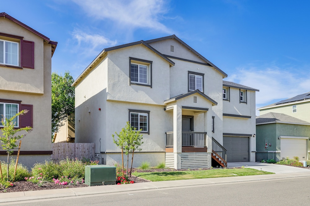 Spacious Family Home in Stockton - Pets Welcome! view 5