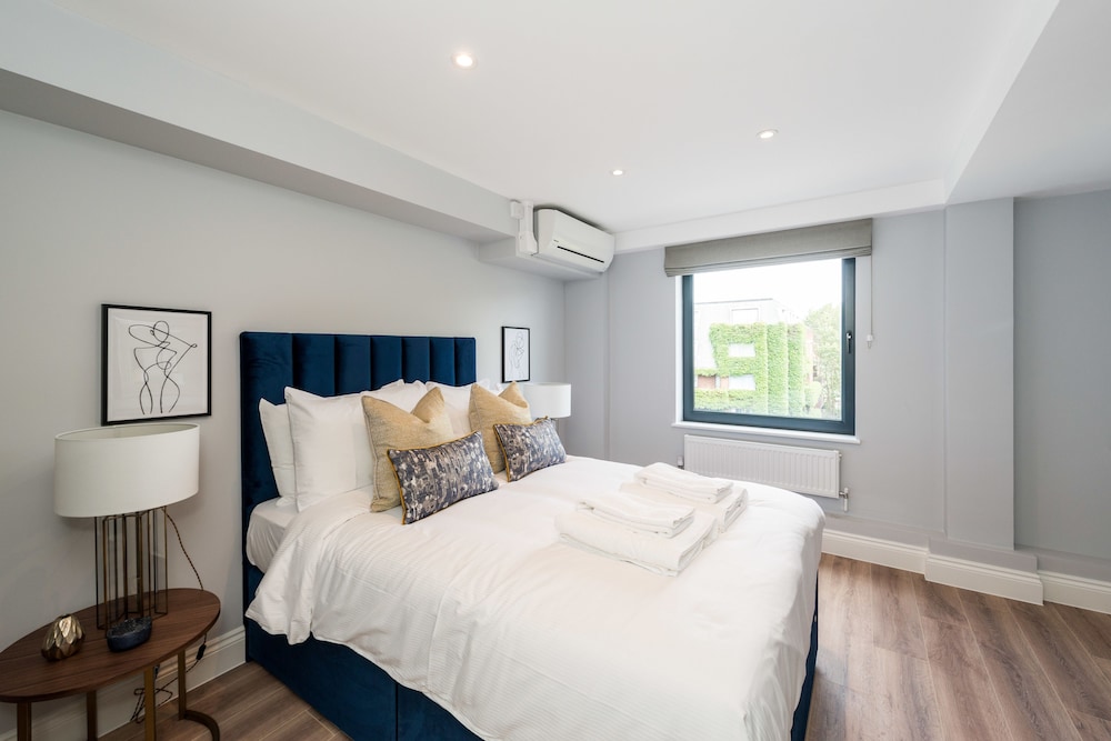 The Carlyle - Elegant Serviced Apartments