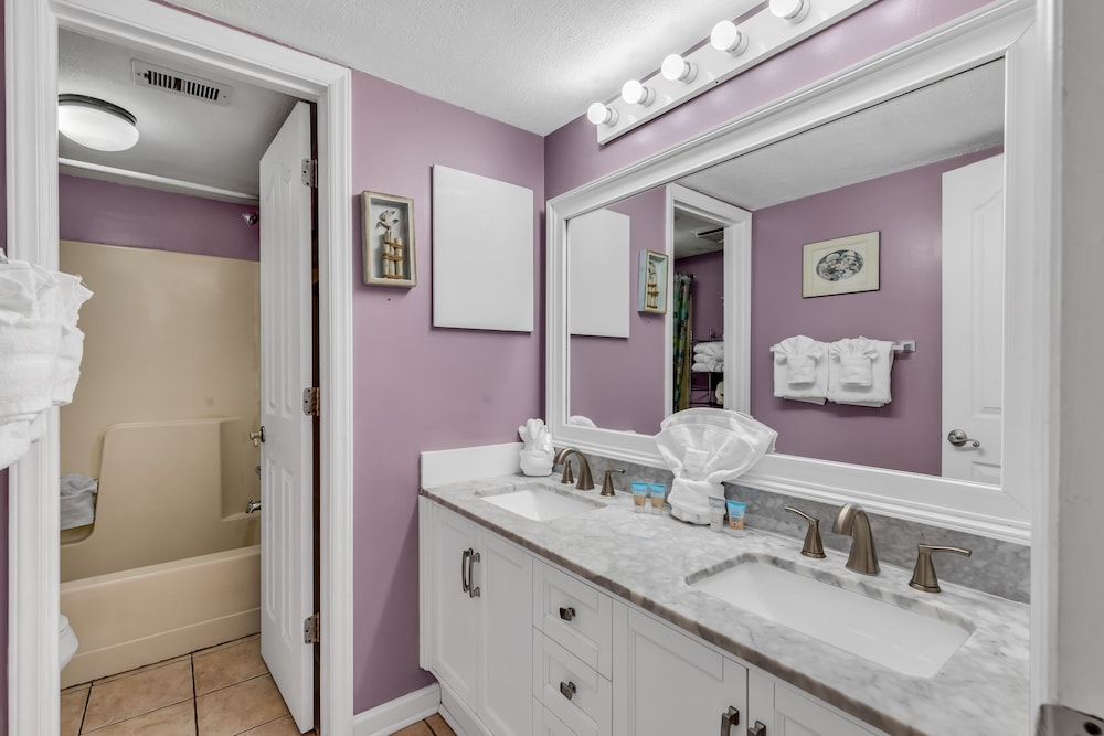 Hosteeva Oceanview Meridian Plaza Condo