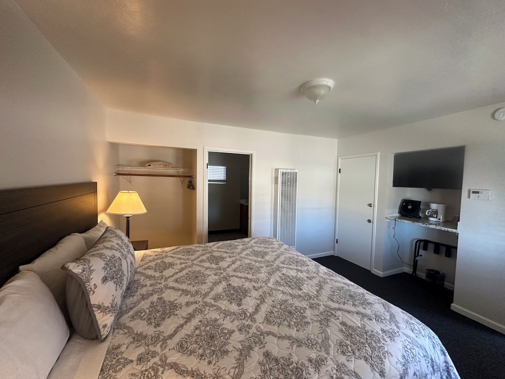 Lee Vining Motel view 3