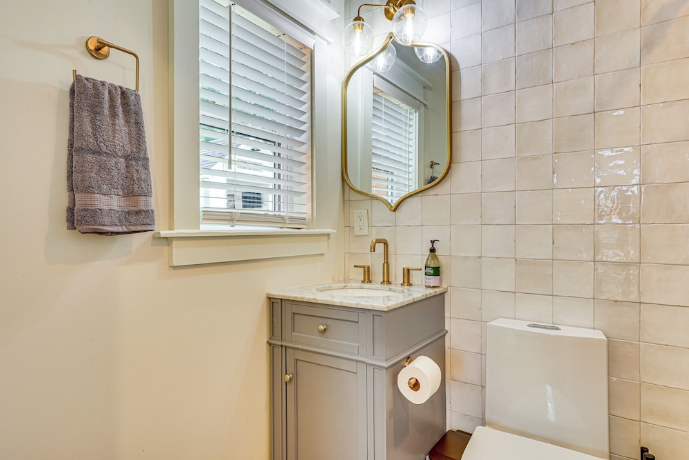 Dtwn Retreat w/ Game Room! Walk to Hampton Park