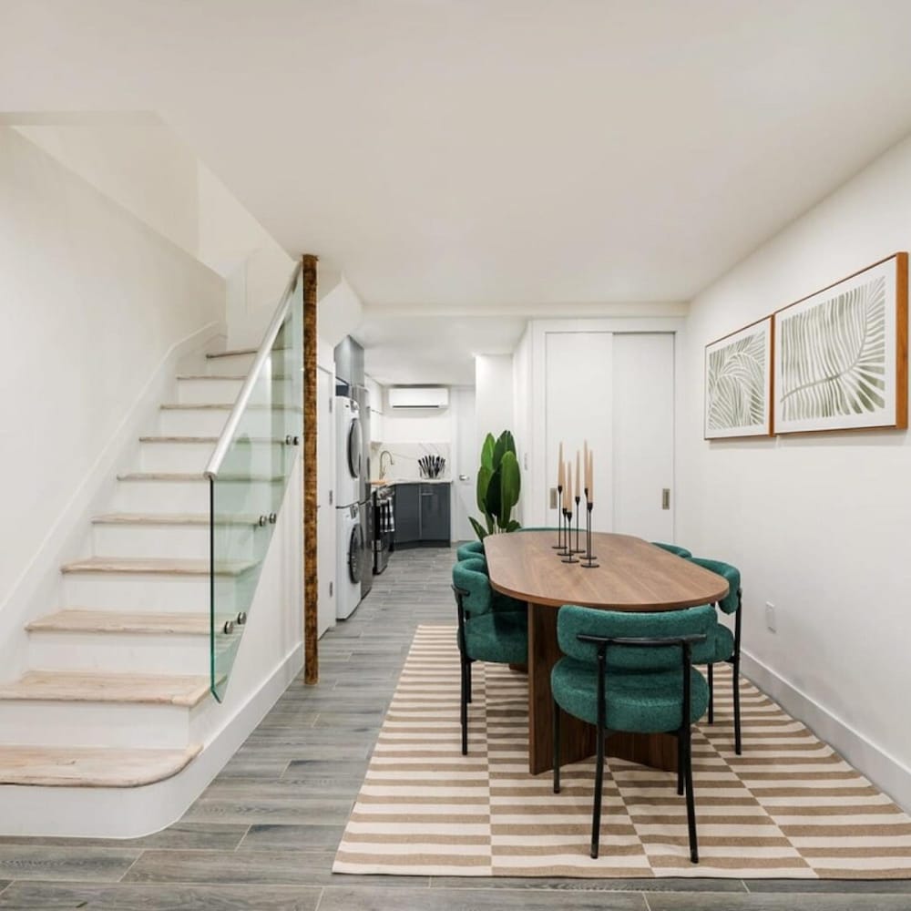 317-1d New 2BR Duplex W D Private Backyard
