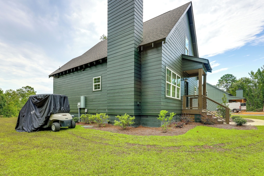 Walk to Lake Martin: Water-view Retreat w/ Deck!