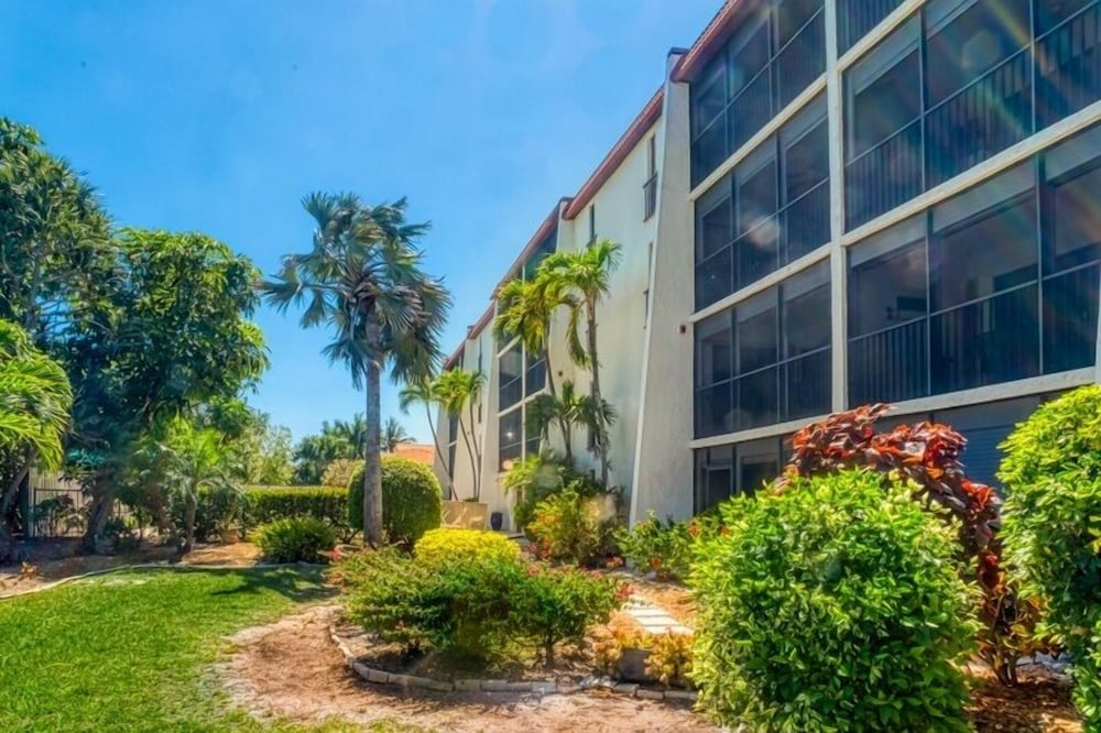 Sandpebble 3f 2 Bedroom Condo