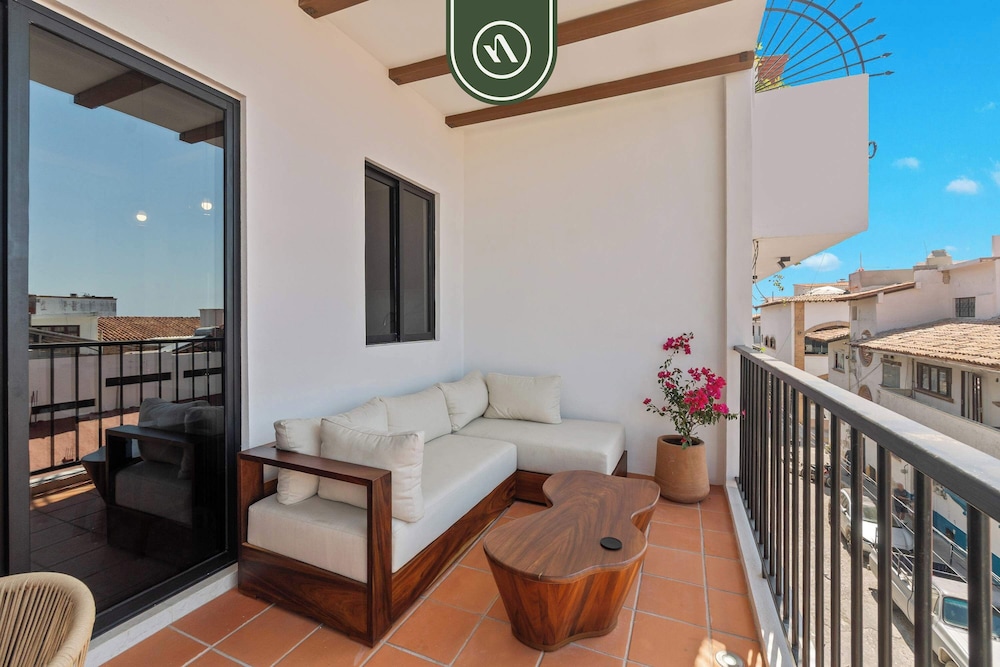 Luxury 2 BR - Downtown - Pool - Sunset in Terrace