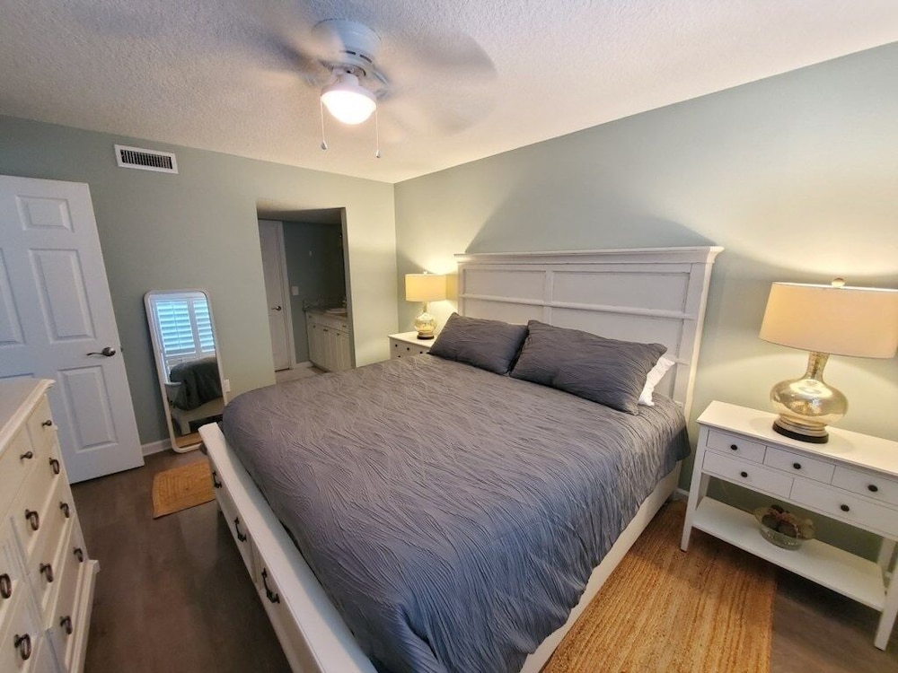 Quail Hollow B5-3d New 1 Bedroom Condo view 2