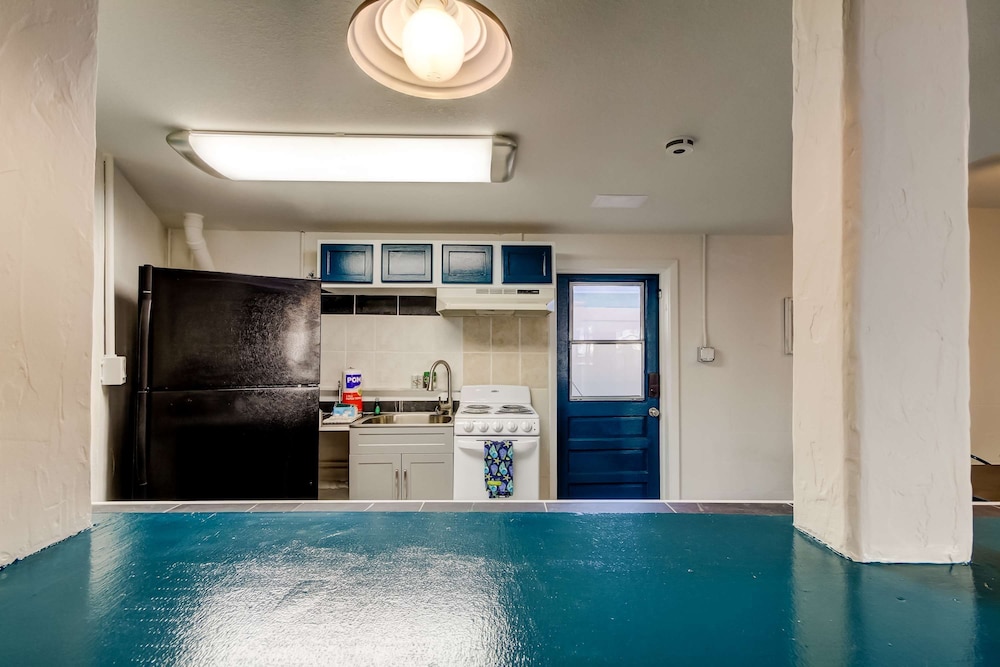 Simple Modern Gem 2 Blocks to Beach Pet Friendly