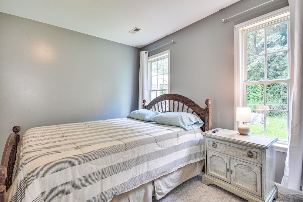 < 4 Mi to Dtwn Greensboro: Renovated Home w/ Yard!