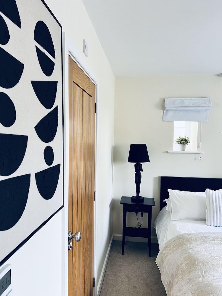 Immaculate 1-bed Cottage in Moreton in Marsh view 5
