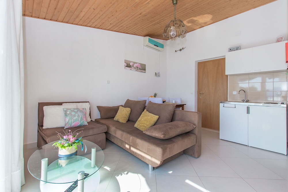 Apartments Clarus Mare en Dugi Rat — hotel room