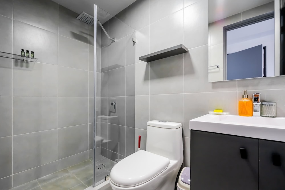 w Stunning 2BR w Great Deco in Centriqo
