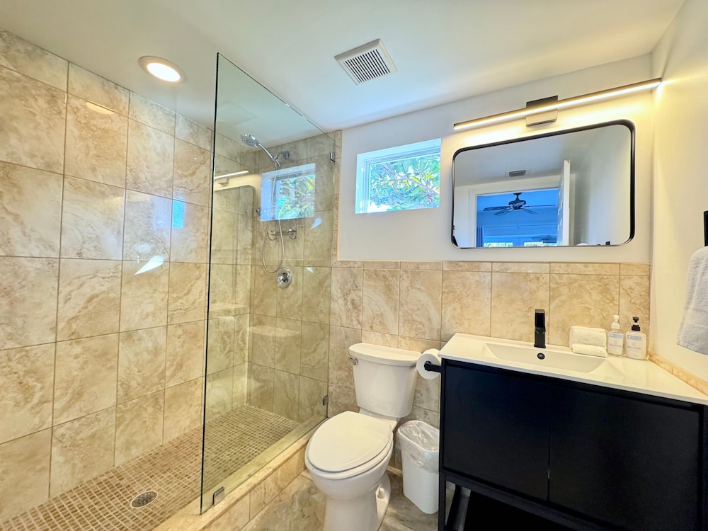 Islands Inn on the Drive - Vista Azul Suite - Queen Bed - A2