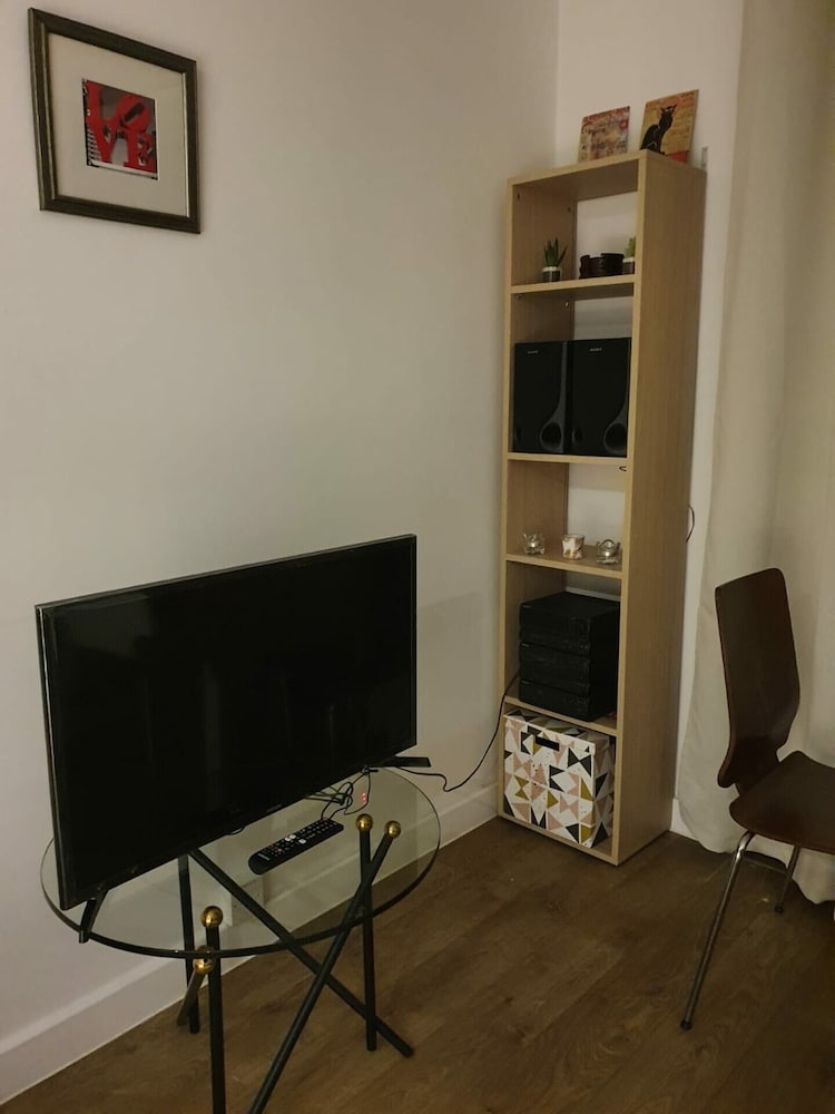 Modern 1 Bedroom Apartment Near Canary Wharf With Balcony